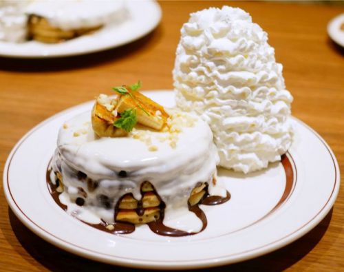 【銀座】Eggs 'n Things エッグスンシングス マカダミアナッツソースと チョコレートのパンケーキ&宇治抹茶、ホイップクリームと レッドビーンズ(あずき)
