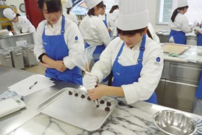 チョコレートのテンパリング実習☆