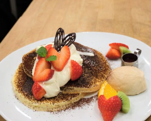 【三軒茶屋】 パンケーキママカフェVoiVoi マスカルポーネとコーヒークリームの苺ティラミスパンケーキ