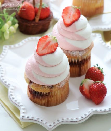もこもこクリームが可愛い♡苺のカップケーキ