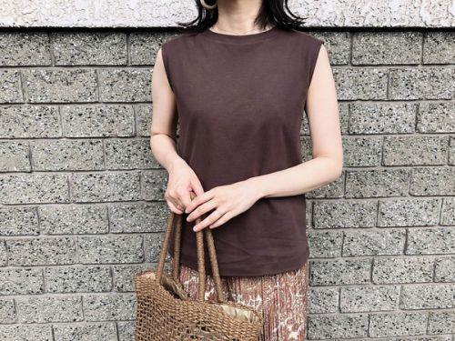 GUの「スムーススリーブレスT(ノースリーブ)」の使用感レビュー!なめらかな肌触りで、いろんなコーデに合わせやすいデザインが魅力的。夏場のトップスにおすすめ♪