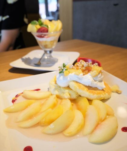 【東京 新宿】むさしの森Diner 新宿中央公園店 フレッシュ白桃のサマーパンケーキ