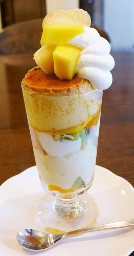 菓子の実　カフェ併設でイートインできるケーキ屋さん　パフェやランチもあるよ　広島市東区牛田中