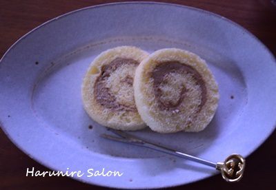 お茶のお供はロールケーキ