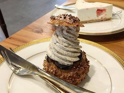 喫茶 半月でナガノパープルと紅茶のシュークリームを