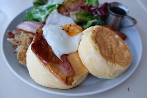【東京 自由が丘 】 FLIPPER'S フリッパーズ 自由ヶ丘店 奇跡のパンケーキ「メープルベーコンとフライドエッグ」