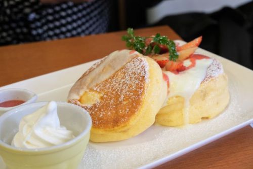 【千葉 本八幡】茶寮 煉 チーズクリームエスプーマのいちごショートケーキ風ホットケーキ