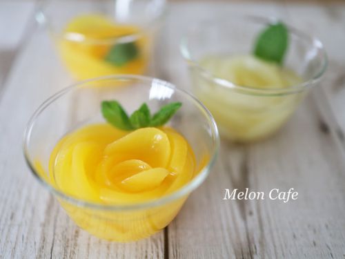 簡単、モモの缶詰で!花咲くフルーツゼリー☆シンプルなレシピで可愛いスイーツ