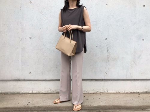 ユニクロの「クレープジャージーT(ノースリーブ)」の使用感レビュー!厚みがなくサラサラとした生地感で、通気性・速乾性もあるので、夏に最適の一枚。おすすめです♪