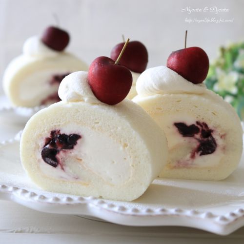 チェリージャム入り白いロールケーキ