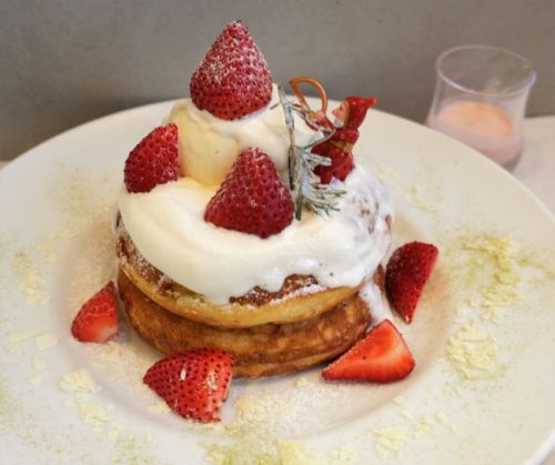 【東京 有楽町】カフェ&ブックス ビブリオテーク cafe&books bibliotheque スノーミルキークリームのクリスマス“ホエイ”パンケーキ やさしいいちごソース