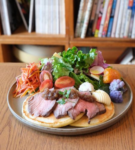 【原宿・表参道】uzna omom ウズナオムオム たっぷり季節野菜サラダを添えたお食事パンケーキ
