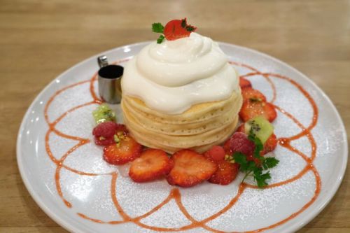 【東京 三軒茶屋】パンケーキママカフェVoiVoi ジャージークリームと苺のクリスマスパンケーキ