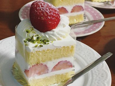 いちごのショートケーキとバターしみしみトースト♪