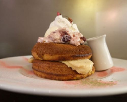 【福岡 天神】cafe&books bibliotheque 予約限定!グリオットチェリーと桜クリームのパンケーキ~桜香るホワイトチョコソース~