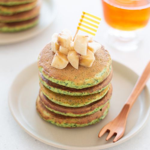 【レシピ掲載】ほうれん草とバナナのパンケーキ / ニチレイ ほほえみごはん