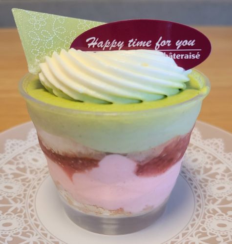 北海道産純生クリーム使用 ベリーとピスタチオのカップ@シャトレーゼ