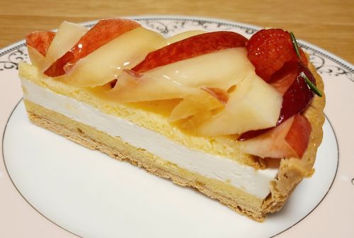 30th 横浜店考案 桃とネクタリンの杏仁ムースタルト@キルフェボン