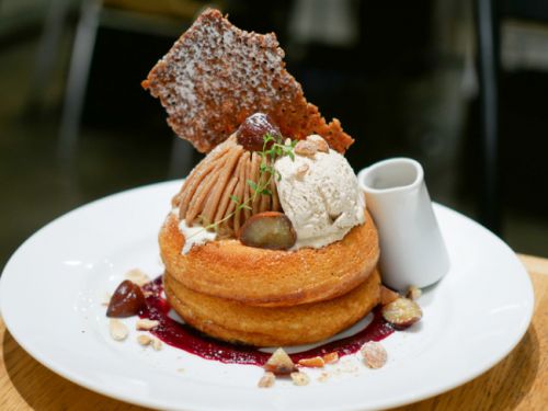 【自由が丘】カフェ&ブックス ビブリオテーク 東京・自由が丘 モンブランとプラリネクリームのパンケーキ カシスソース
