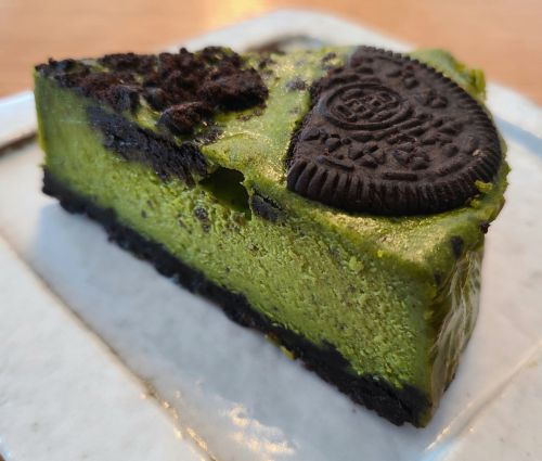 宇治抹茶とクッキー&クリームのチーズケーキ@Pearl Street coffee